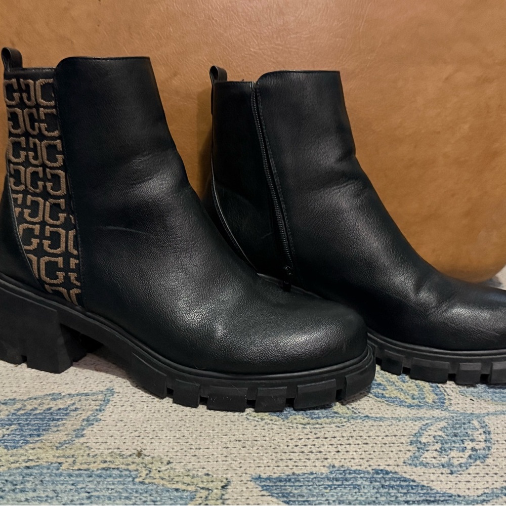 Guess Black Ankle Boots with Patterned Side Size 10